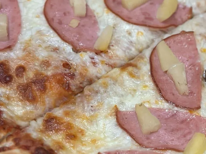 R7 Hawaiian pizza with Canadian bacon and pineapple chunks